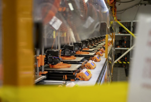 世界上最大的3D打印工厂正在加速帮助保护医生 (2).png